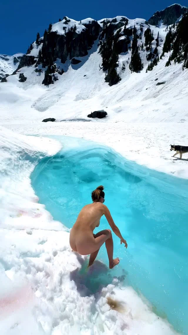LE BAIN FROID PAS FAIT POUR LES FEMMES ? 🧊

Aujourd’hui, pour tout absolument tout on cherche une validation. On attend que ce soit prouvé, approuvé, validé, sécurisé. On lit les contre indications avant même d’écouter notre propre corps. Et pourtant… Tous ces bienfaits qu’on célèbre, tous ces dangers qu’on craint, sont d’abord venus de personnes qui ont osé expérimenter par elles-mêmes.

C’est ça qui m’inspire. 🙏🙏🙏

Quand j’entends :
« Mais Estelle, tu as tes règles, tu ne devrais pas faire de bain froid. »
ou
« Tu jeûnes ? Alors surtout pas d’immersion glacée ! » et bah je ressens toujours une gêne. 

Pas contre celles et ceux qui me le disent. Mais contre cette peur collective de se confronter à soi-même, dans son corps, dans ses ressentis.

Moi, j’aime tester. Vraiment. J’aime expérimenter la vie.
Mon corps est mon terrain d’exploration. Mon intuition, mon guide.
Ce qui est bon pour moi, je le ressens. Ce qui ne l’est pas, je l’écoute aussi.

Je ne dis pas que c’est pour tout le monde. Je dis juste : et si on arrêtait de se faire peur avant d’avoir essayé ?
Et si, plutôt que de tout remettre entre les mains des autres, on commençait à nous faire confiance à nous-mêmes ?

Plonger dans l’eau froide, c’est aussi ça pour moi :
Sortir du mental.
Revenir au corps.
Et ressentir, tout simplement. 🫶🏼

Merci de m’avoir lu si tu es arrivé.e ici je t’embrasse 💋